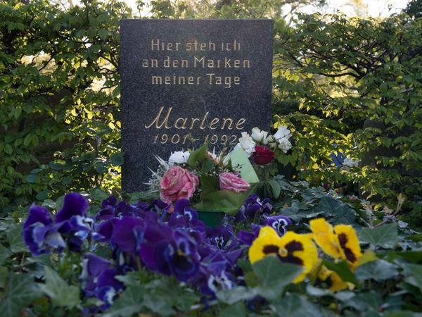 "Hier steh ich an den Marken meiner Tage - Marlene 1901-1992", steht in Berlin auf dem Grabstein von Marlene Dietrich auf dem städtischen Friedhof an der Stubenrauchstraße in Friedenau.