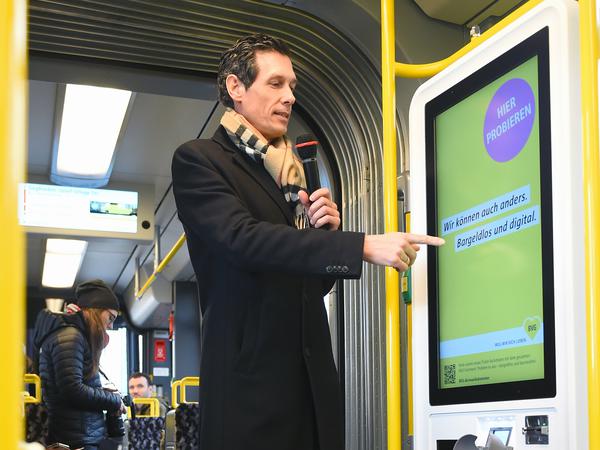 Der damalige BVG-Marketingleiter Martell Beck stellt in einer Berliner Straßenbahn einen neuen, bargeldlosen Ticket-Automaten vor. 