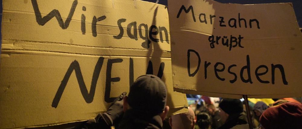  Demonstranten der sogenannten Bürgerbewegung Hellersdorf gegen Flüchtlingsunterkünfte.