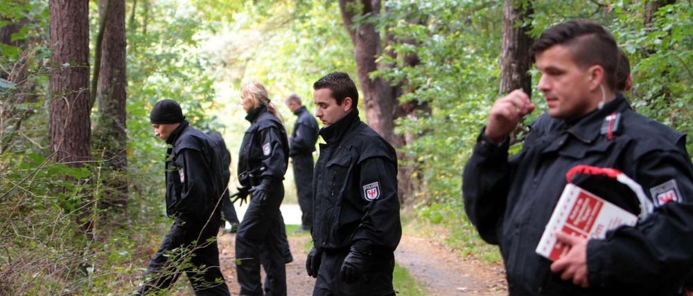Auf der Suche nach dem "Maskenmann" durchkämmten Polizisten im Jahr 2012 ein Waldstück nach Spuren.