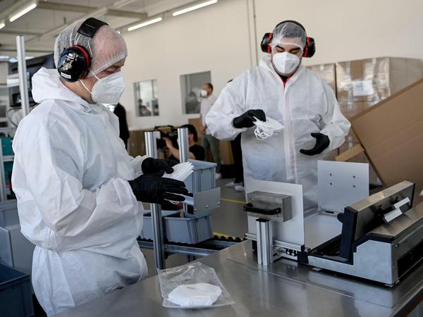 Vorausschauend: Die Maschinenbaufirma Karl Rabofsky GmbH investierte im Herbst 2020 rund eine Million Euro in die Produktion von Masken.