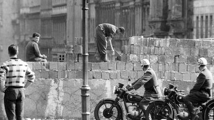 Steinerne Tatsachen. Am 13. August 1961 lässt das SED-Regime den Ostsektor Berlins abriegeln. Der Mauerbau trifft die Westalliierten und die Bundesregierung völlig unvorbereitet. 