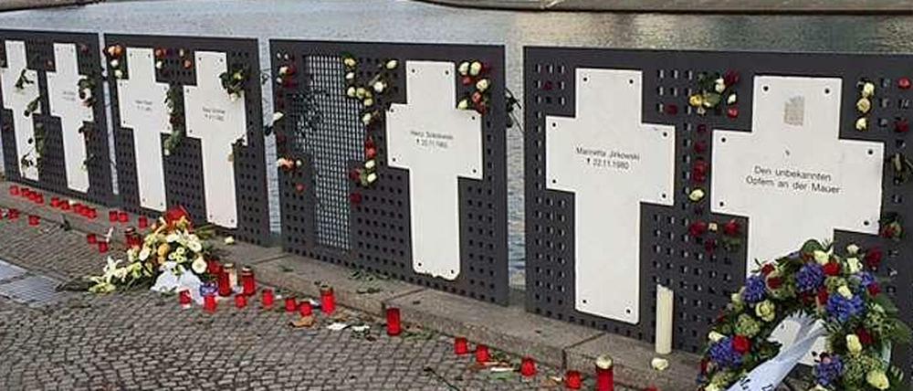 Alle sieben Mauerkreuze sind wieder zurück am Spreeufer neben dem Reichstag. Das Kreuz in der Mitte war auch vorher schon frei geblieben.