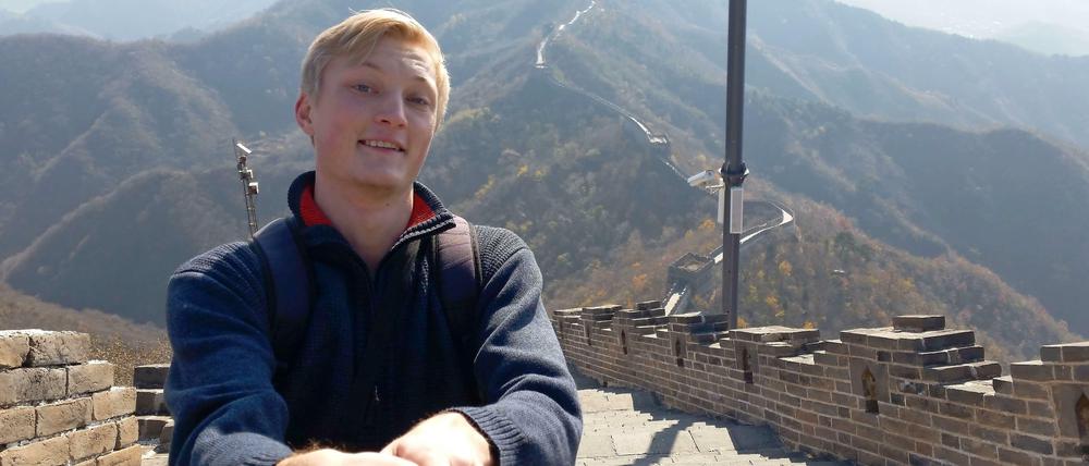 Der Autor Max Deibert (20) ist mit schwerem Rucksack und ausziehbarer Selfie-Stange nach China aufgebrochen.