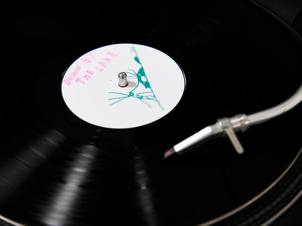 „Die 100 besten Ost-Songs“ erscheinen auf Vinyl. Die Platten sind seit einigen Jahren wieder in Mode.