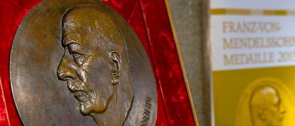 Die Medaille. Benannt ist die Auszeichnung nach dem Bankier und Wohltäter Franz von Mendelssohn (1865–1935).
