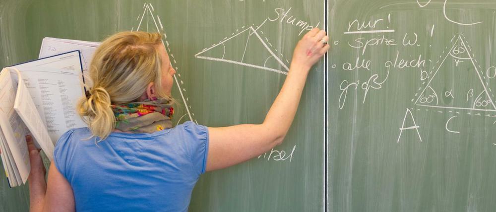 Erst waren Mathelehrer knapp, dann Grundschullehrer, inzwischen fehlen sogar Quereinsteiger.