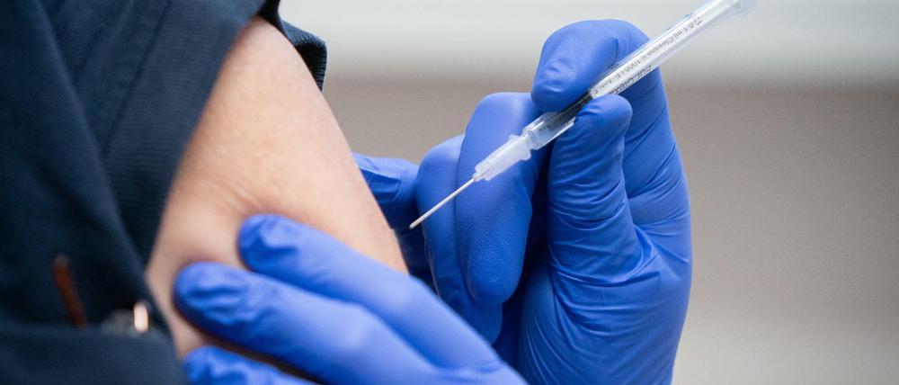 Eine Pflegekraft wird im Rahmen der Mitarbeiter-Impfung gegen das Coronavirus geimpft.