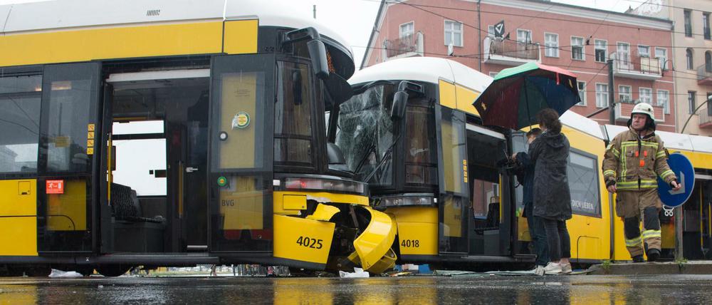 Die zwei Straßenbahnen stehen an der Prenzlauer Allee in Berlin nach dem Zusammenstoß auf der Straße. Foto: Paul Zinken/dpa +++(c) dpa - Bildfunk+++