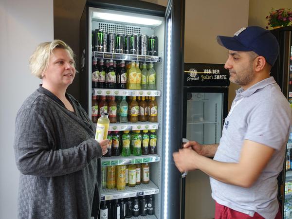 Coca-Cola-Vertriebsmitarbeiterin Melanie S. im Gespräch mit Mustafa Khafadji im Falafel-Restaurant "Haroun" in der Revaler Straße in Friedrichshain. Die Kühlschränke mit den Coca-Cola-Produkten sind voll, der kleine Kühlschrank mit der "Proviant"-Limo leer.
