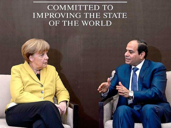 Angela Merkel und Abdel Fattah al Sisi, "committed to improving the state of the world" (engl.: "voll und ganz der Verbesserung des Zustands der Welt verpflichtet") im Januar 2015 in Davos. Al Sisis Engagement im eigenen Land ist hierzulande höchst umstritten.
