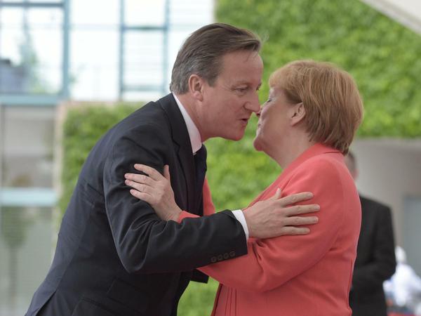 Am Rande des Besuchs der Queen nimmt Bundeskanzlerin Angela Merkel den britischen Premier David Cameron in Empfang. Küsschen unter Freunden.