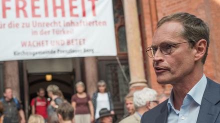 Michael Müller (SPD) nach einer Fürbitten-Andacht für Peter Steudtner im Juli 2017 vor der Gethsemanekirche in Berlin.