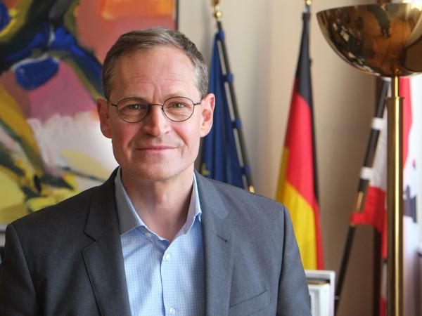 Will Kliniken, Pharmafirmen und Medizintechnik in den Blick nehmen. Senatschef Michael Müller (SPD) in seinem Amtszimmer.