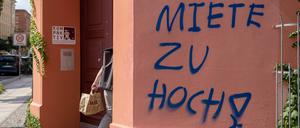 Protest-Schriftzug gegen hohe Mieten an einem Wohnhaus in der Pappelallee im Berliner Stadtteil Prenzlauer Berg. 