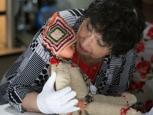Inge Auerbacher mit ihrer geliebten Schildkröt-Puppe - der gleichen, wie sie Ruth Nelly Abraham besaß. "Ich gab meiner Puppe den Namen Marlene, nach der berühmten Schauspielerin", sagt Inge Auerbacher. Die Puppe befindet sich mittlerweile im Holocaust-Museum in Washington D.C.