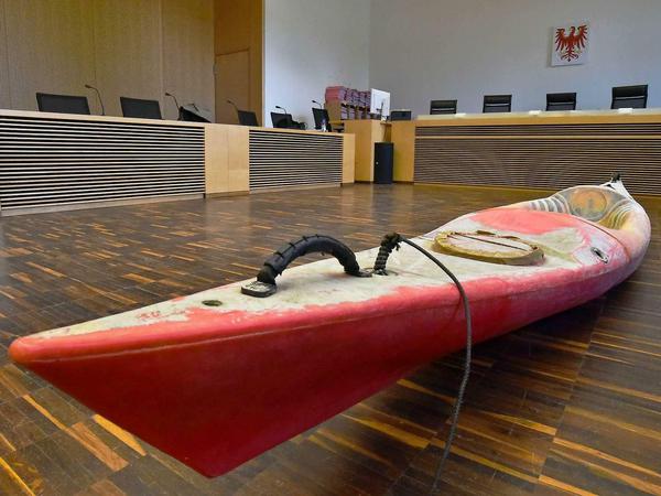 Im Prozess wurden bislang viele Beweismittel präsentiert, unter anderem dieses Kanu. Darin soll eines der Opfer des "Maskenmanns", ein Berliner Immobilienbanker, entführt worden sein.