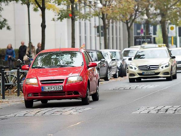 Radfahrerfreundlich - aber bremsen den Verkehr nicht: Sogenannte "Moabiter Kissen" wie hier in der Lehrter Straße kosten pro Stück 3.445 Euro.