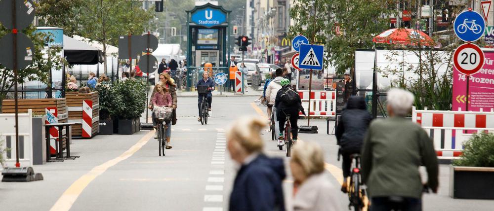 Fahrradfahrer fahren im September 2021 auf der Friedrichstraße auf einem damals autofreien Abschnitt. (Archivbild)