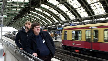 Die mobilen Einzelfallhelfer Wilhelm Nadolny (r) und Sascha Sträßer sind in den Berliner S-Bahnen unterwegs.