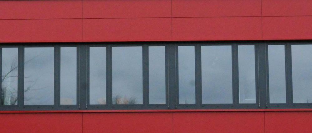Der rote Quader an der Pusteblume-Grundschule in Hellersdorf gehörte 2015 zu einem frühen Typ der Modularen Erweiterungsbauten.