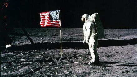 Am 20. Juli 1969 steht Apollo-11-Astronaut Edwin «Buzz» Aldrin neben der US-Flagge auf dem Mond. 