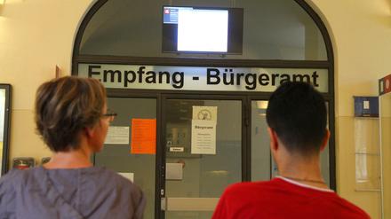Warten ist für Bürger oft angesagt, wenn sie mit Behörden zu tun haben, wie hier im Bürgeramt in Charlottenburg.