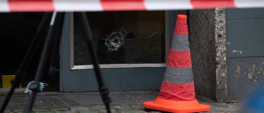 Ein Einschussloch ist in einer Haustür in der Stresemannstraße zu sehen. Am frühen Morgen des zweiten Weihnachtstages fielen hier Schüsse.