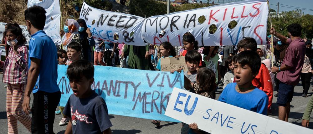 Kinder und Jugendliche aus dem überfüllten und im September abgebrannten Lager Moria auf Lesbos während eines Protestmarschs gegen ihre Lebensbedingungen.
