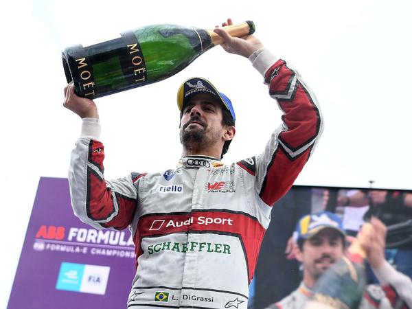 Lucas di Grassi vom Team Audi Sport ABT Schaeffler freute sich über den Sieg beim Formel-E-Rennen in Berlin.
