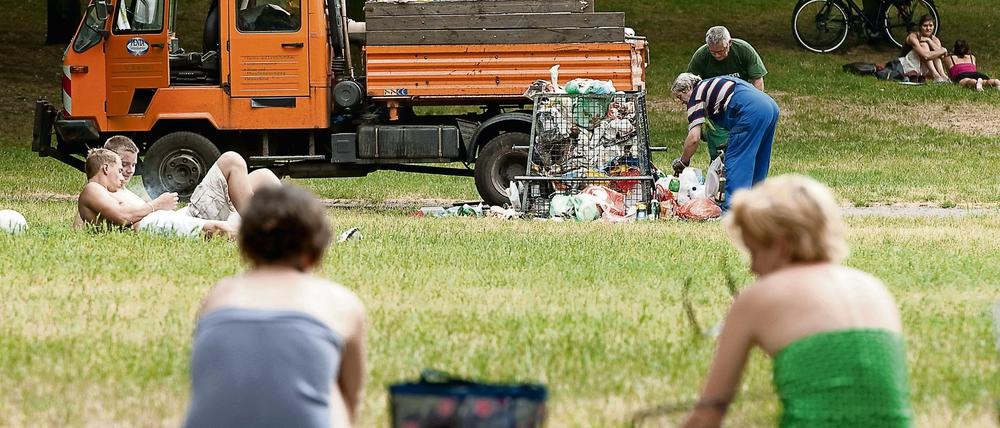 Pro Woche kostet die Beseitigung der Müllberge aus den Berliner Parks eine fünfstellige Euro-Summe.