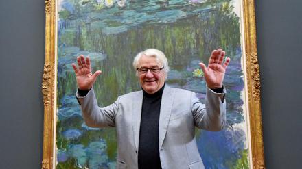Kunstmäzen Hasso Plattner steht zur Eröffnungspressekonferenz im Museum Barberini vor dem Bild von Claude Monet "Seerosen".