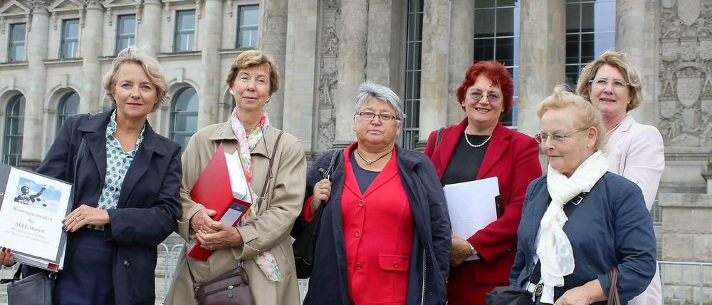 Gleich geht's in den Bundestag, um die Petition abzugeben: Monika Descharmes mit Evelyn Riener, Maria Bösch, Christina Maurer, Gabriele Graf und Maria Blaseg (von links).