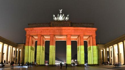 Das Brandenburger Tor leuchtet am 20.12.2016 in Berlin nach dem Anschlag auf dem Weihnachtsmarkt am Breitscheidplatz in den deutschen Nationalfarben.