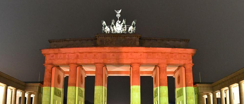 Das Brandenburger Tor leuchtet am 20.12.2016 in Berlin nach dem Anschlag auf dem Weihnachtsmarkt am Breitscheidplatz in den deutschen Nationalfarben.