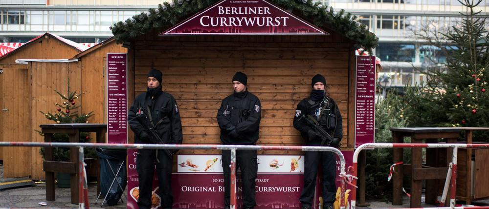 Alltag und Ausnahmezustand. Polizisten am Anschlagsort auf dem Weihnachtsmarkt am Breitscheidplatz. 