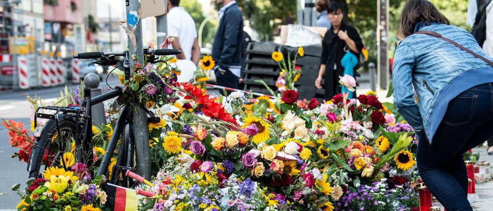 Blumen und Kerzen liegen an der Kreuzung, an der vier Menschen bei einem Verkehrsunfall gestorben sind.