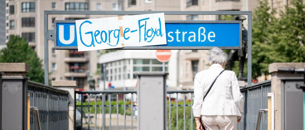 An der U-Bahnhaltestelle Mohrenstraße hängt ein Plakat mit der Aufschrift "George-Floyd".