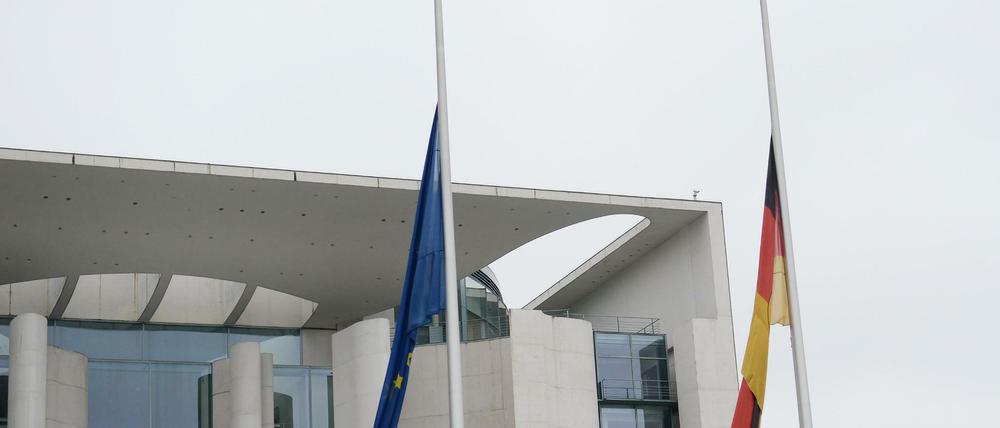 Die Deutschlandfahne weht am Mittwoch vor dem Kanzleramt auf Halbmast als Zeichen der Trauer um die Opfer der Brüssler Anschläge. 