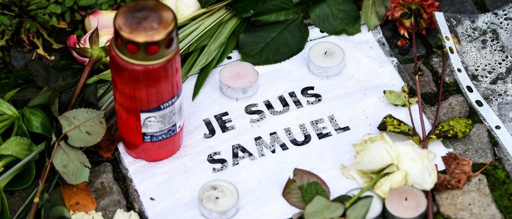 Vor der französischen Botschaft liegen Blumen in Gedenken an den ermordeten Lehrer Samuel Paty.