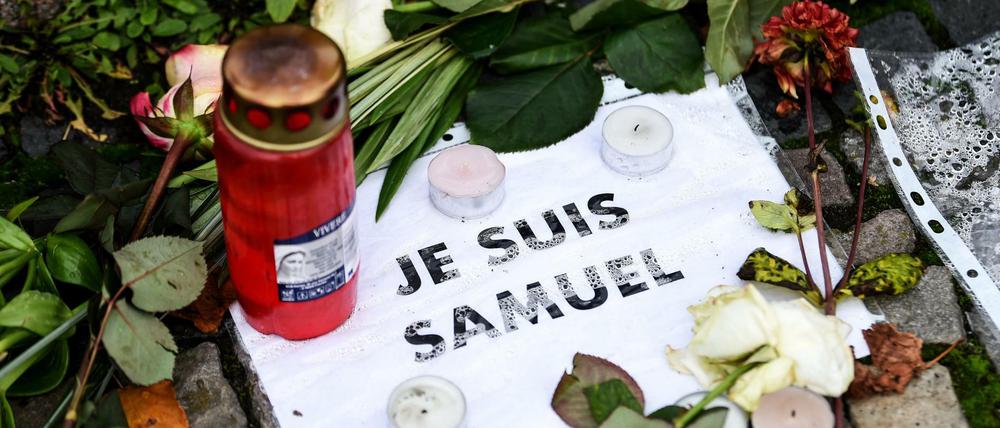 "Ich bin Samuel": Vor der französischen Botschaft in Berlin liegen Blumen.