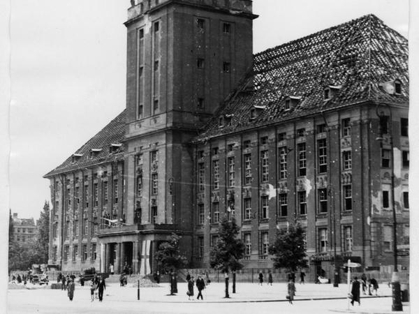 Vom Krieg gezeichnet: das Rathaus Schöneberg im Sommer 1945.