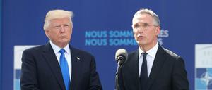 US-Präsident Donald Trump und Nato-Generalsekretär Jens Stoltenberg während der Eröffnungszeremonie des neuen Nato-Hauptquartiers. 