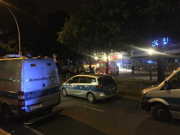 Tatort: Vor einem Backshop am Nettelbeckplatz in Wedding fielen am Freitagabend Schüsse.