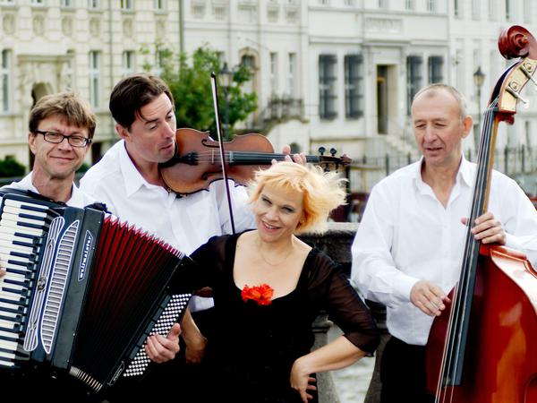 Quirlig-frech. ChansonNette Jeannette Urzendowsky mit ihrer Band Trio Scho auf einer Spreebrücke in Mitte. 