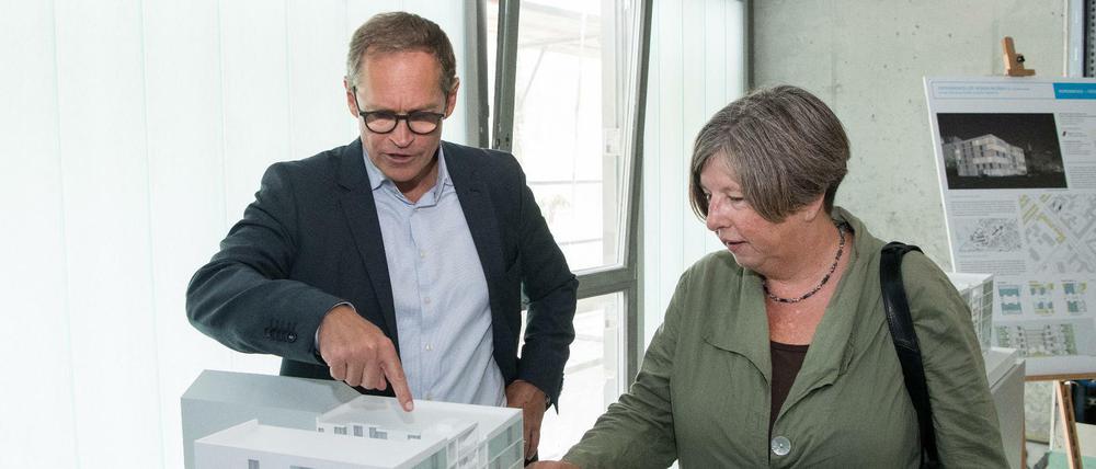 Der Regierende Bürgermeister Michael Müller (SPD) und seine Nachfolgerin im Stadtentwicklungsressort, Katrin Lompscher (Linke)