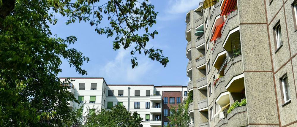 Neu gebaute Wohnhäuser und ein Plattenbau aus DDR-Zeiten mit Balkons in Prenzlauer Berg. 