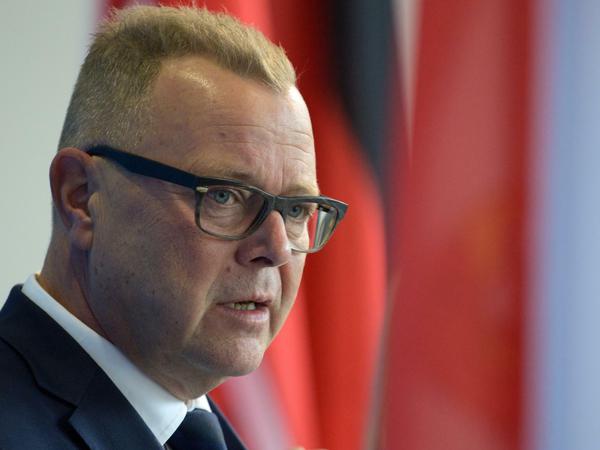 Brandenburgs Innenminister Michael Stübgen (CDU) verstärkt den Kampf gegen Rechtsextremismus. 