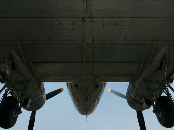 Ein Besucher betrachtet im Technikmuseum in Berlin einen legendären "Rosinenbomber" vom Typ Douglas C-47 B Skytrain.