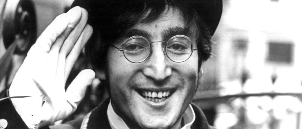 John Lennon mit Brille.